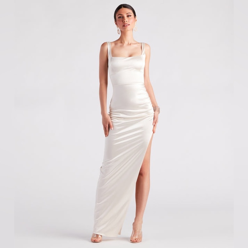 Windsor formal ivory colored dresss | zip up flattering and stretchy